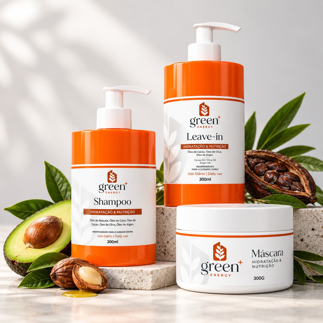 Línea Hidratación y Nutrición de Green Energy: champú y leave-in en frascos naranjas y tarro de mascarilla, con aguacate, cacao y argán